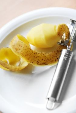 Хотите много смородины Насушите картофельных очисток